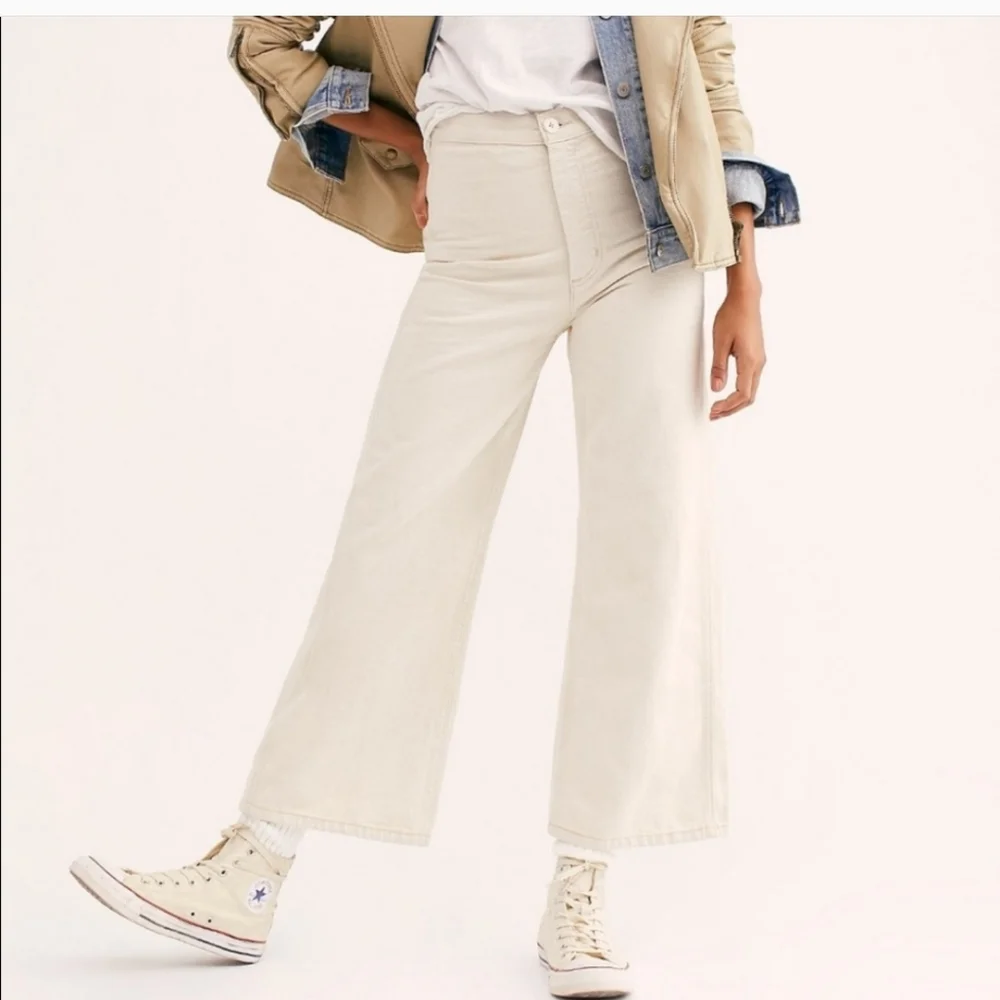 ISO Levi's Wide Leg Jeans - Picture 2 of 4